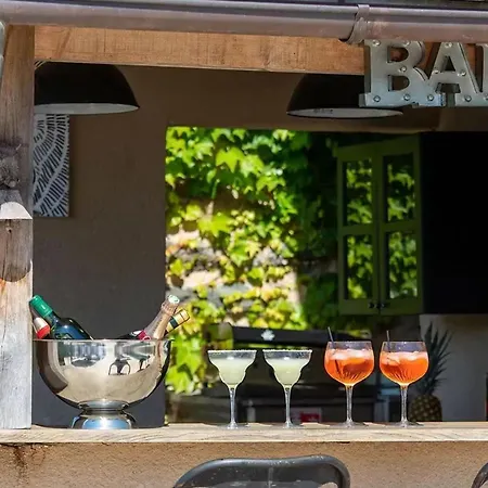 Casa vacanze Maison Accueillante Avec Terrasse Près De Maleville, 50 M², Piscine *