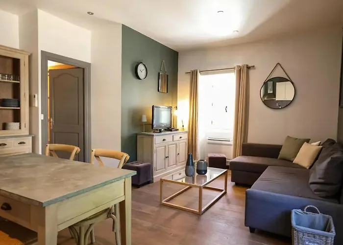 Casa vacanze Maison Accueillante Avec Terrasse Près De Maleville, 50 M², Piscine *